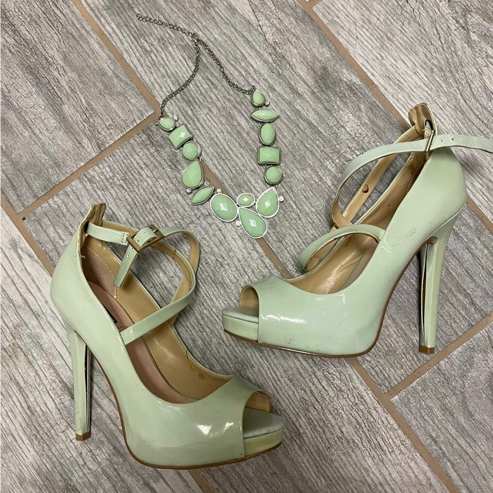 Mint Green Statement Necklace Euc - image 1